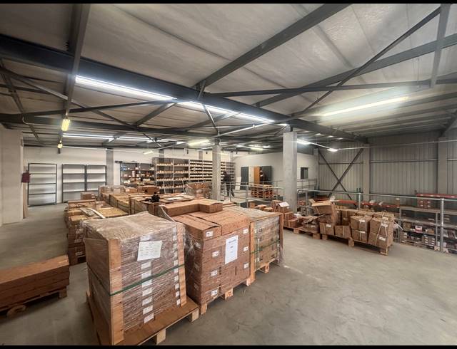 550M² WAREHOUSE TO LET IN STIKLAND INDUSTRIAL